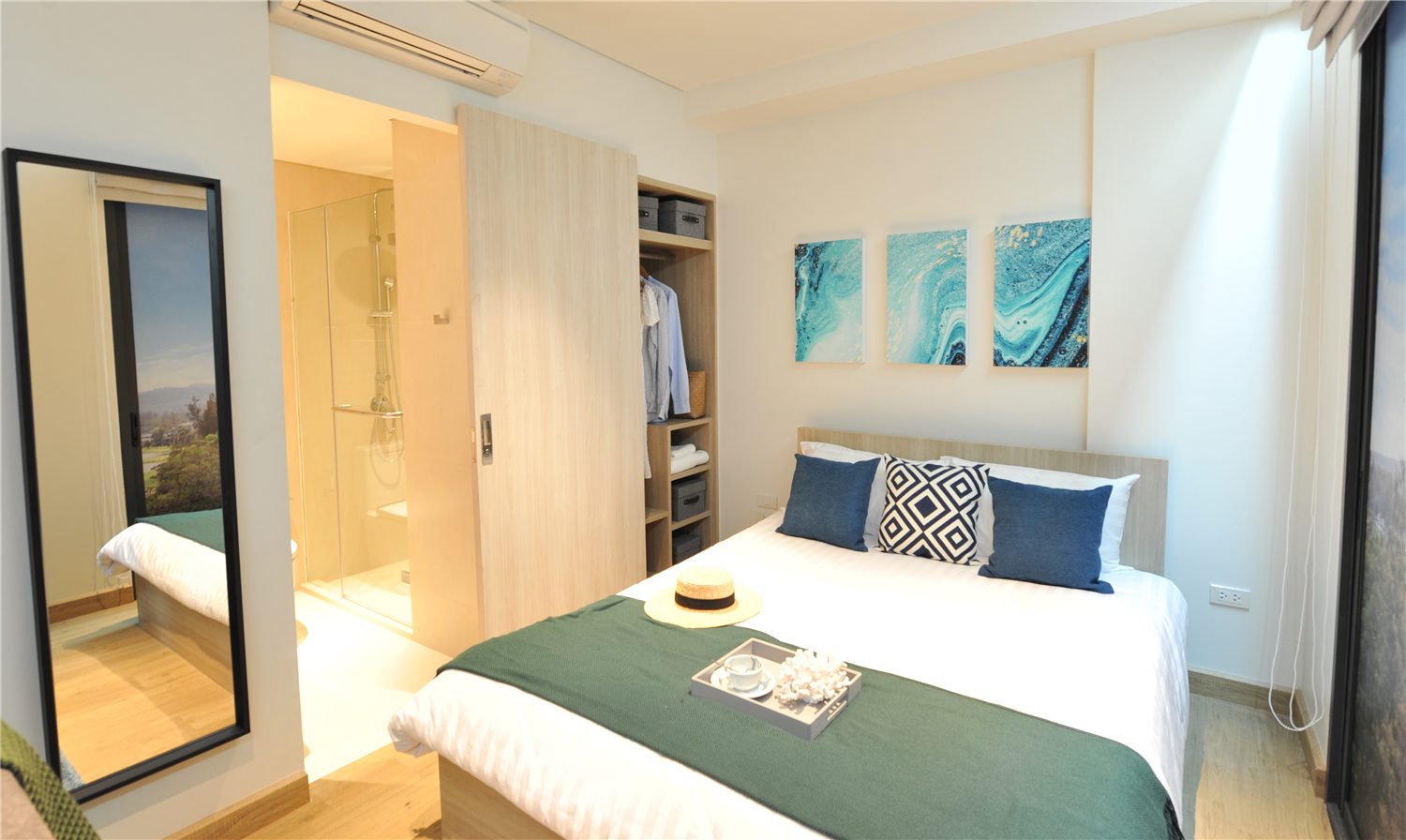 Bedroom with contemporary furnishings